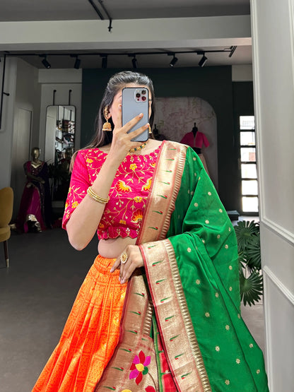 Lehenga Choli en Soie Jacquard Orange avec Travail de Tissage Zari Paithani