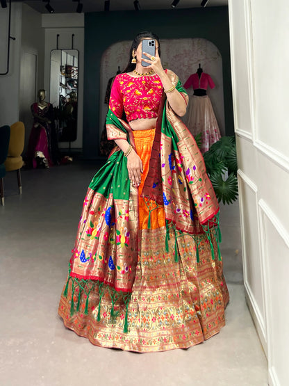 Lehenga Choli en Soie Jacquard Orange avec Travail de Tissage Zari Paithani