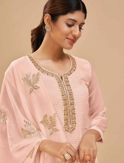 Salwar suit en georgette pêche avec broderie en sequins et dupatta