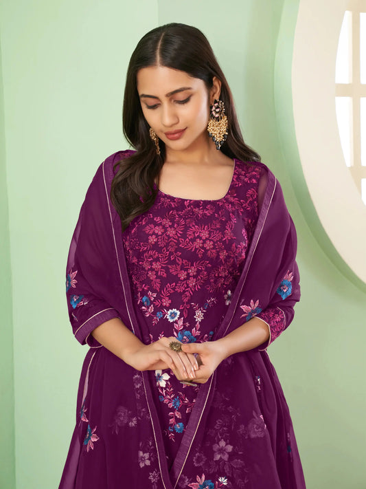 Lila Georgette Palazzo Set mit schwerer Stickerei, begleitet von einem Dupatta