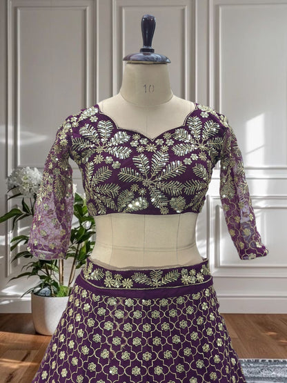 Lehenga violet foncé somptueux en butterfly net avec broderies de sequins