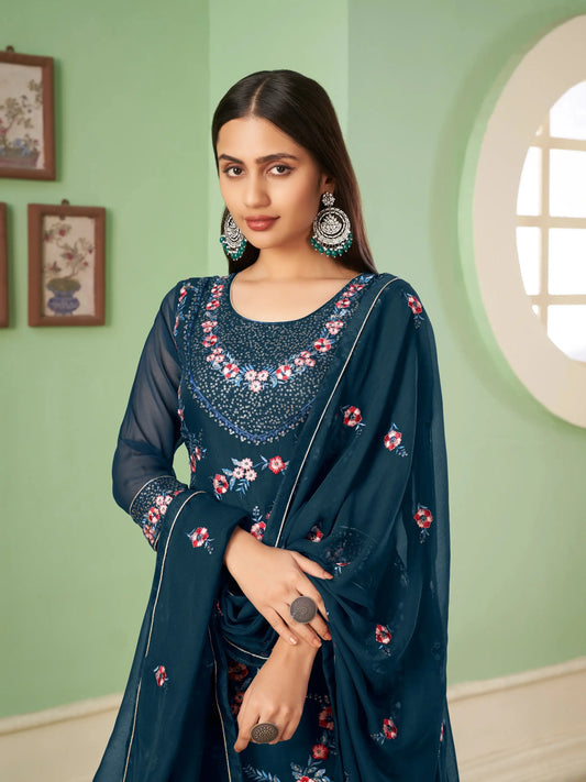 Palazzo-Set aus ägäischblauem Georgette mit schwerer, mehrfarbiger Fadenstickerei.