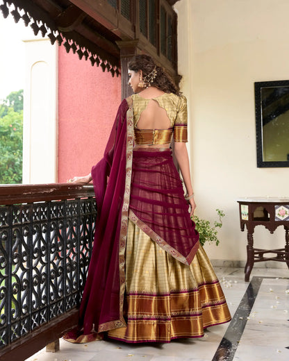 Beigefarbener Lehenga Choli aus Baumwollseide mit Paithani-Webarbeit