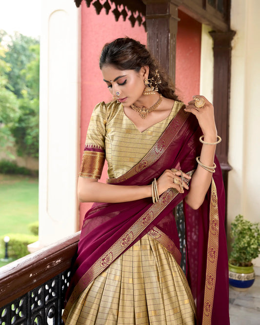 Beigefarbener Lehenga Choli aus Baumwollseide mit Paithani-Webarbeit