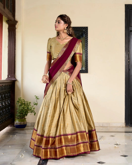Beigefarbener Lehenga Choli aus Baumwollseide mit Paithani-Webarbeit