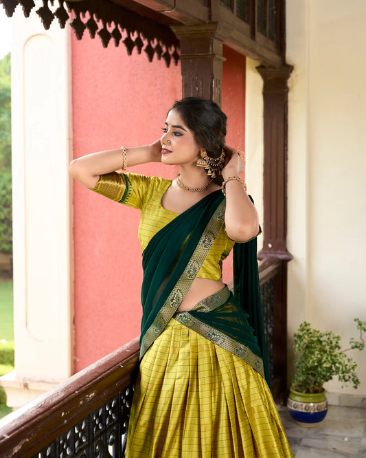 Papageiengrünes Lehenga Choli aus Baumwolle und Seide mit Paithani-Webarbeit