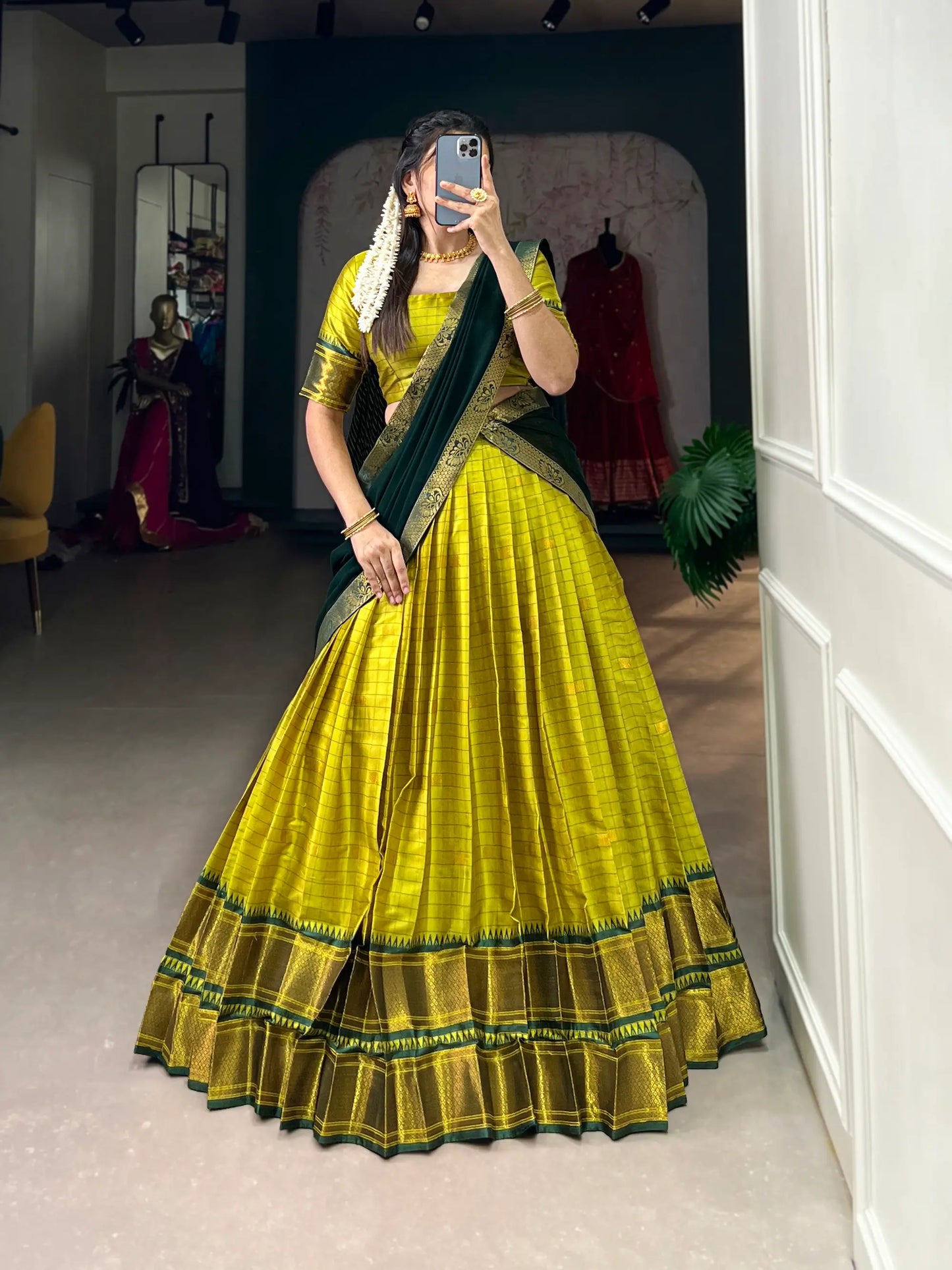 Papageiengrünes Lehenga Choli aus Baumwolle und Seide mit Paithani-Webarbeit