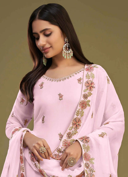 Ensemble Sharara en georgette rose clair avec broderie multicolore au fil et dupatta assortie