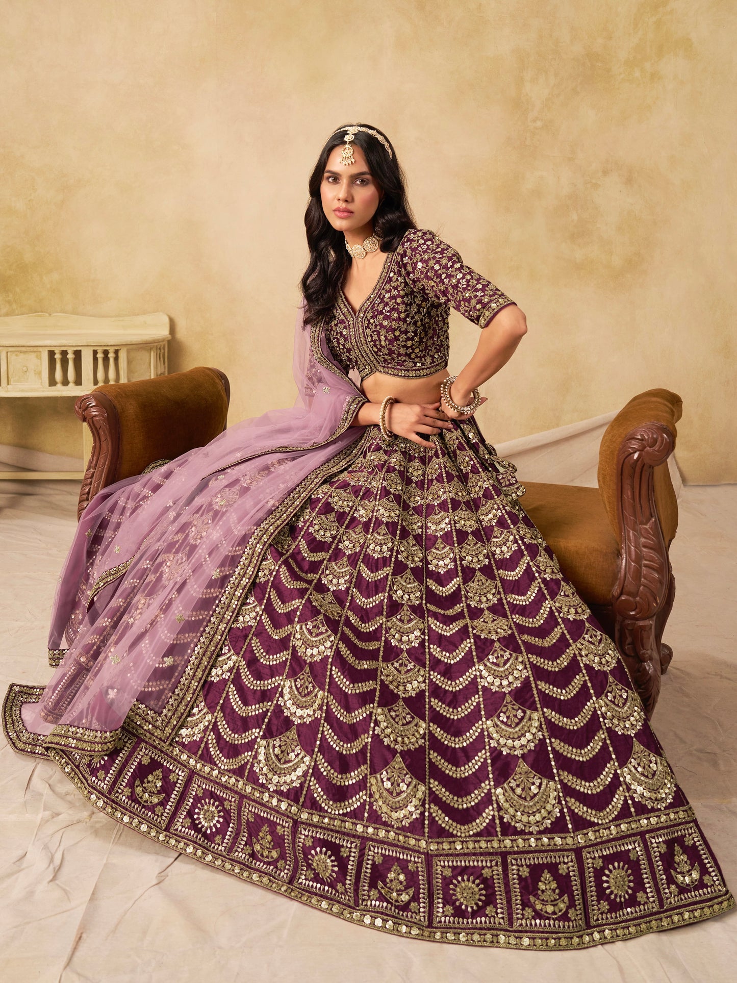 Lehenga violet foncé brillant de fête en soie artificielle travaillé COLLECTION AMALYA