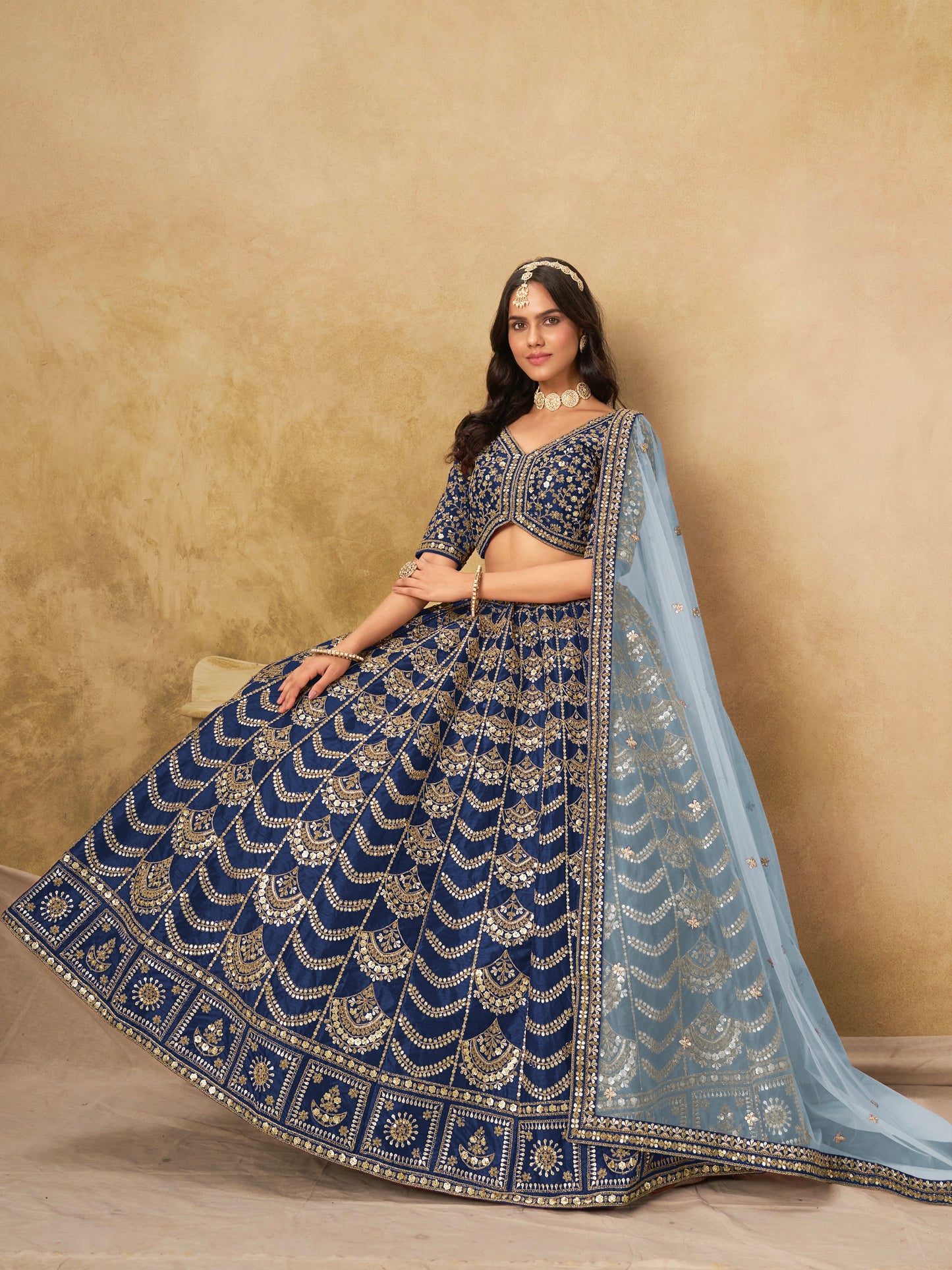 Lehenga bleu foncé brillant de fête en soie artificielle travaillé COLLECTION AMALYA