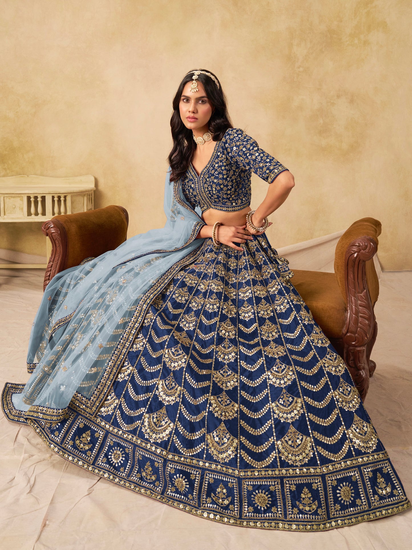 Lehenga bleu foncé brillant de fête en soie artificielle travaillé COLLECTION AMALYA