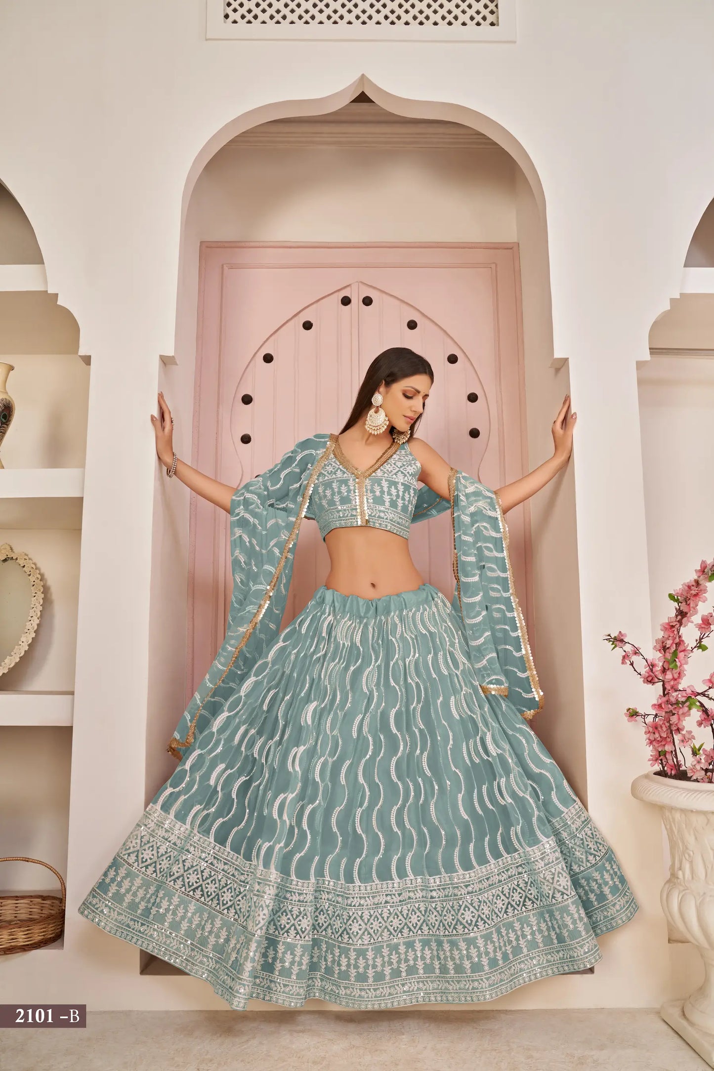 Lehenga Choli en filet bleu océan avec broderie en fil de coton blanc, travail en zari et sequins raffinés