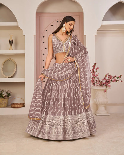 Lehenga Choli en filet rose pâle avec broderie en fil de coton blanc, travail en zari et séquences élégantes