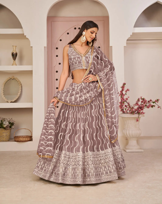 Lehenga Choli en filet rose pâle avec broderie en fil de coton blanc, travail en zari et séquences élégantes