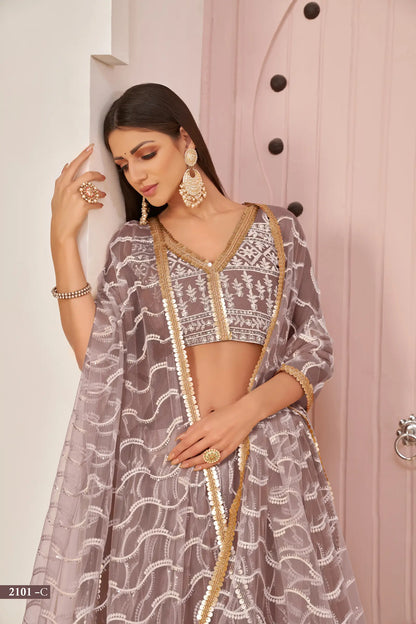 Lehenga Choli en filet rose pâle avec broderie en fil de coton blanc, travail en zari et séquences élégantes