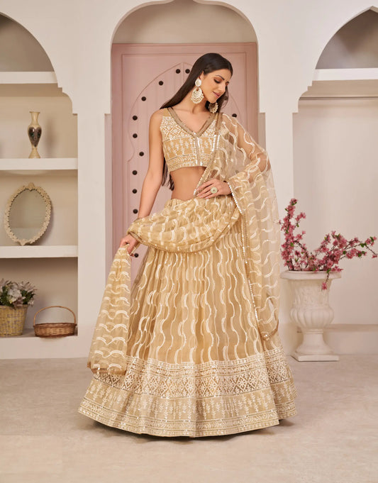 Lehenga Choli en filet beige foncé avec broderies en fil de coton blanc, travail en zari et sequins