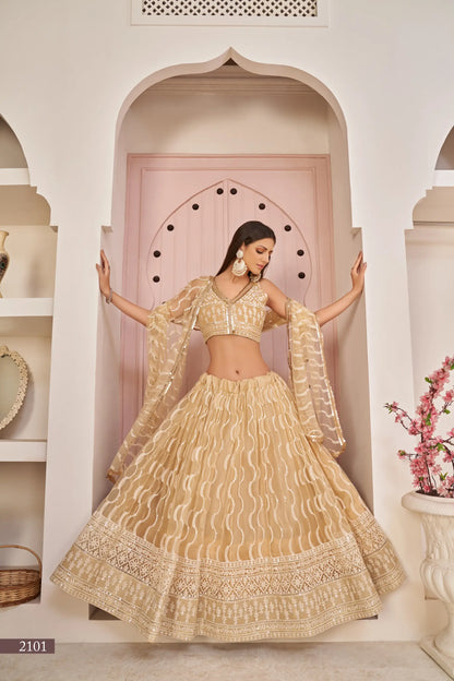 Lehenga Choli en filet beige foncé avec broderies en fil de coton blanc, travail en zari et sequins