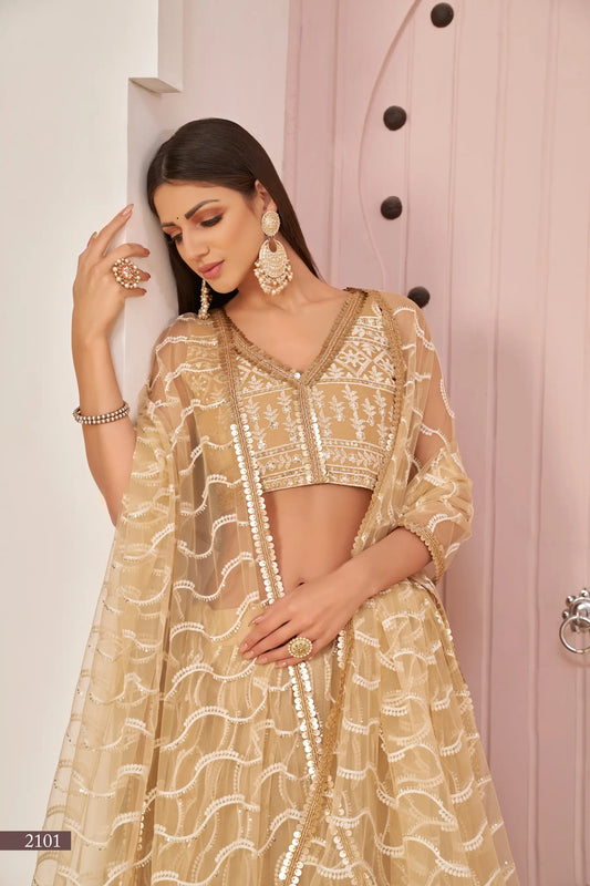 Lehenga Choli en filet beige foncé avec broderies en fil de coton blanc, travail en zari et sequins