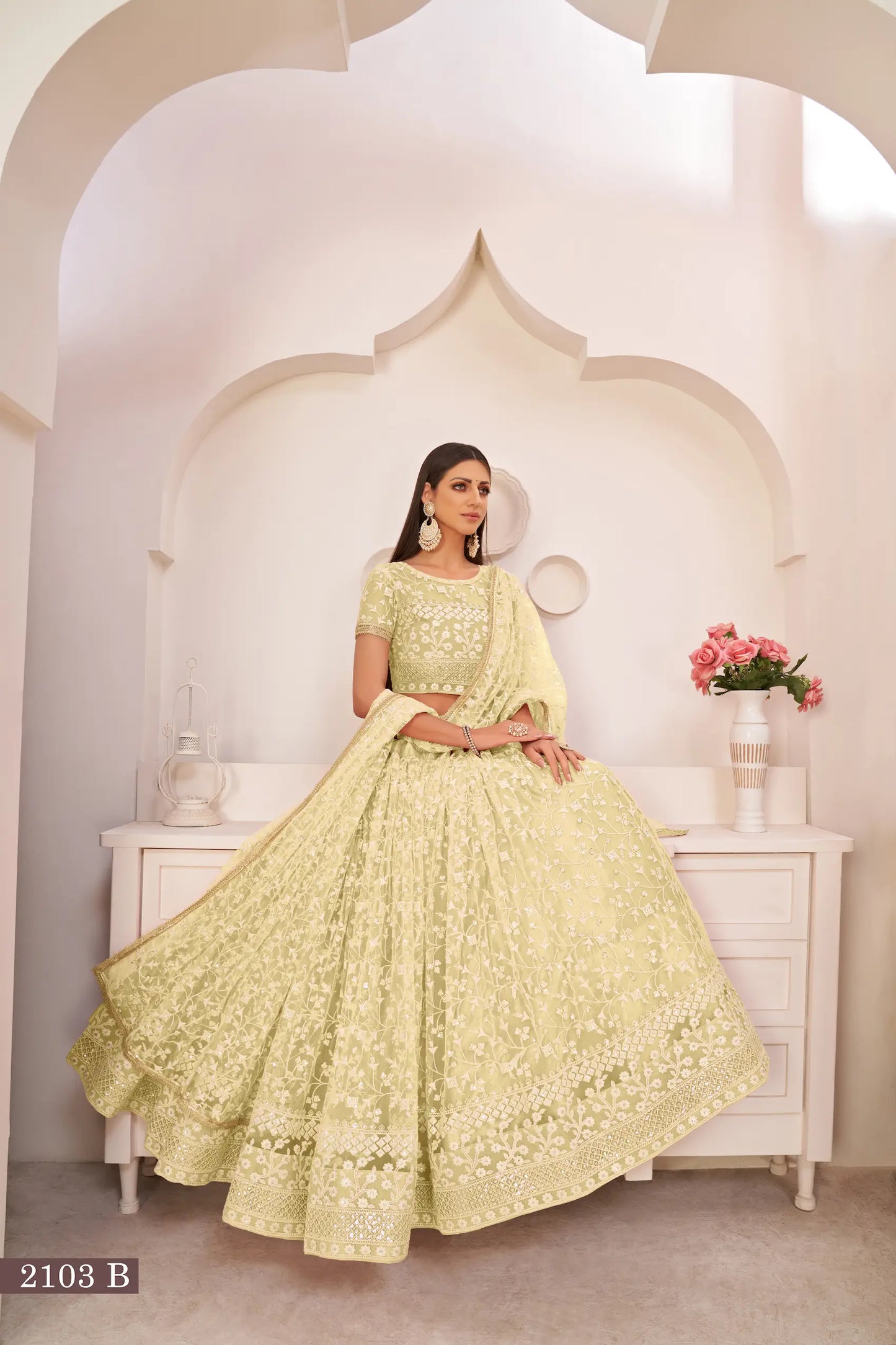 Lehenga Choli jaune citron en filet avec broderie en fil de coton blanc, travail de zari et sequins