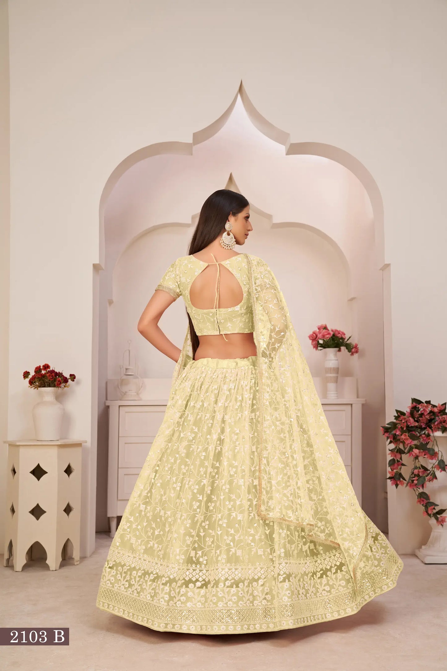 Lehenga Choli jaune citron en filet avec broderie en fil de coton blanc, travail de zari et sequins