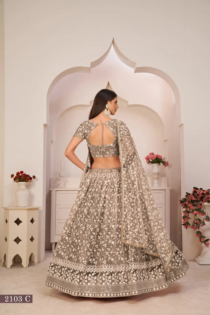 Lehenga Choli chocolat marron en filet avec broderie en fil de coton blanc, travail de zari et sequins