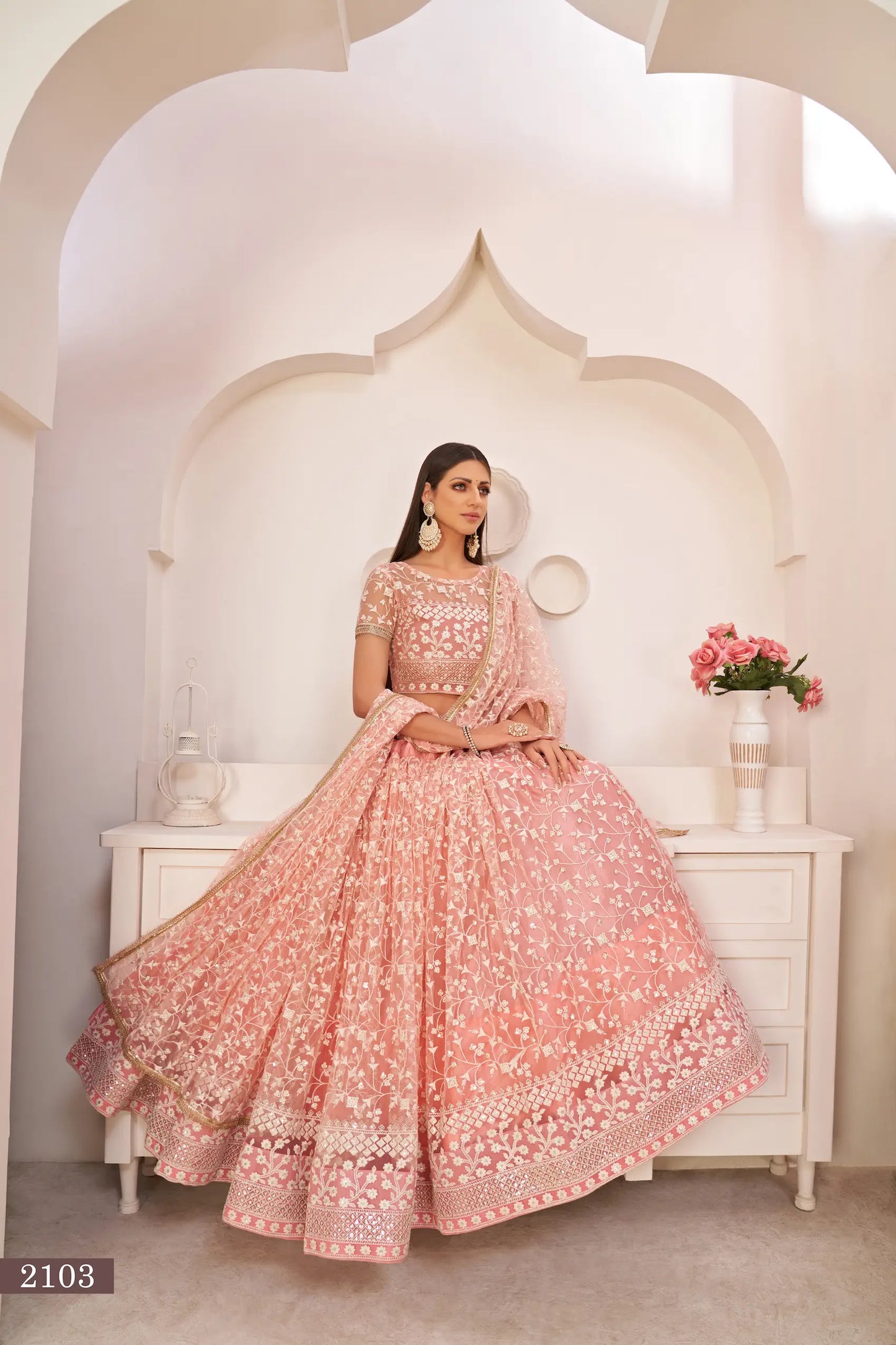 Lehenga Choli rose clair en filet avec broderie en fil de coton blanc, travail de zari et sequins
