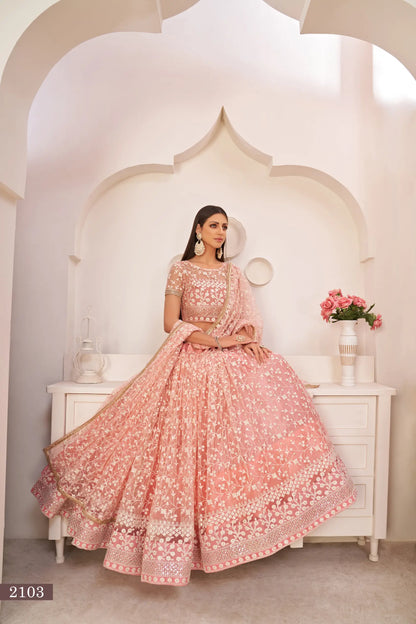 Lehenga Choli rose clair en filet avec broderie en fil de coton blanc, travail de zari et sequins