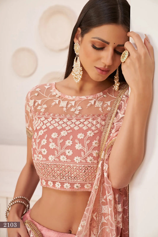 Lehenga Choli rose clair en filet avec broderie en fil de coton blanc, travail de zari et sequins