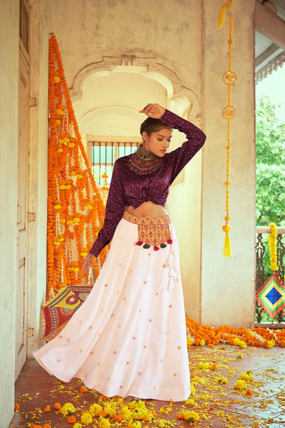 Ensemble Lehenga choli blanc et violet spécial Navratri avec blouse style chemise en coton et soie