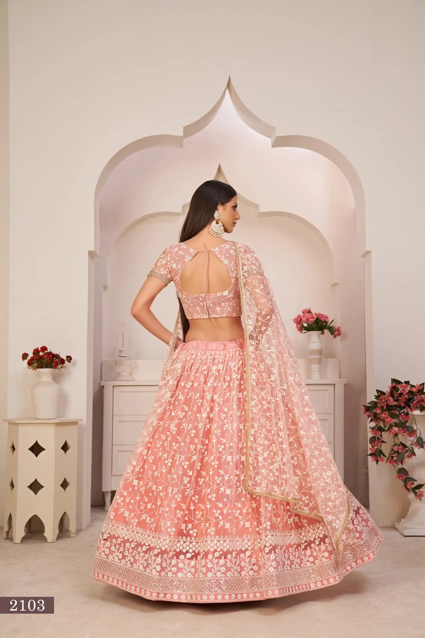 Lehenga Choli rose clair en filet avec broderie en fil de coton blanc, travail de zari et sequins