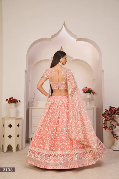 Lehenga Choli rose clair en filet avec broderie en fil de coton blanc, travail de zari et sequins