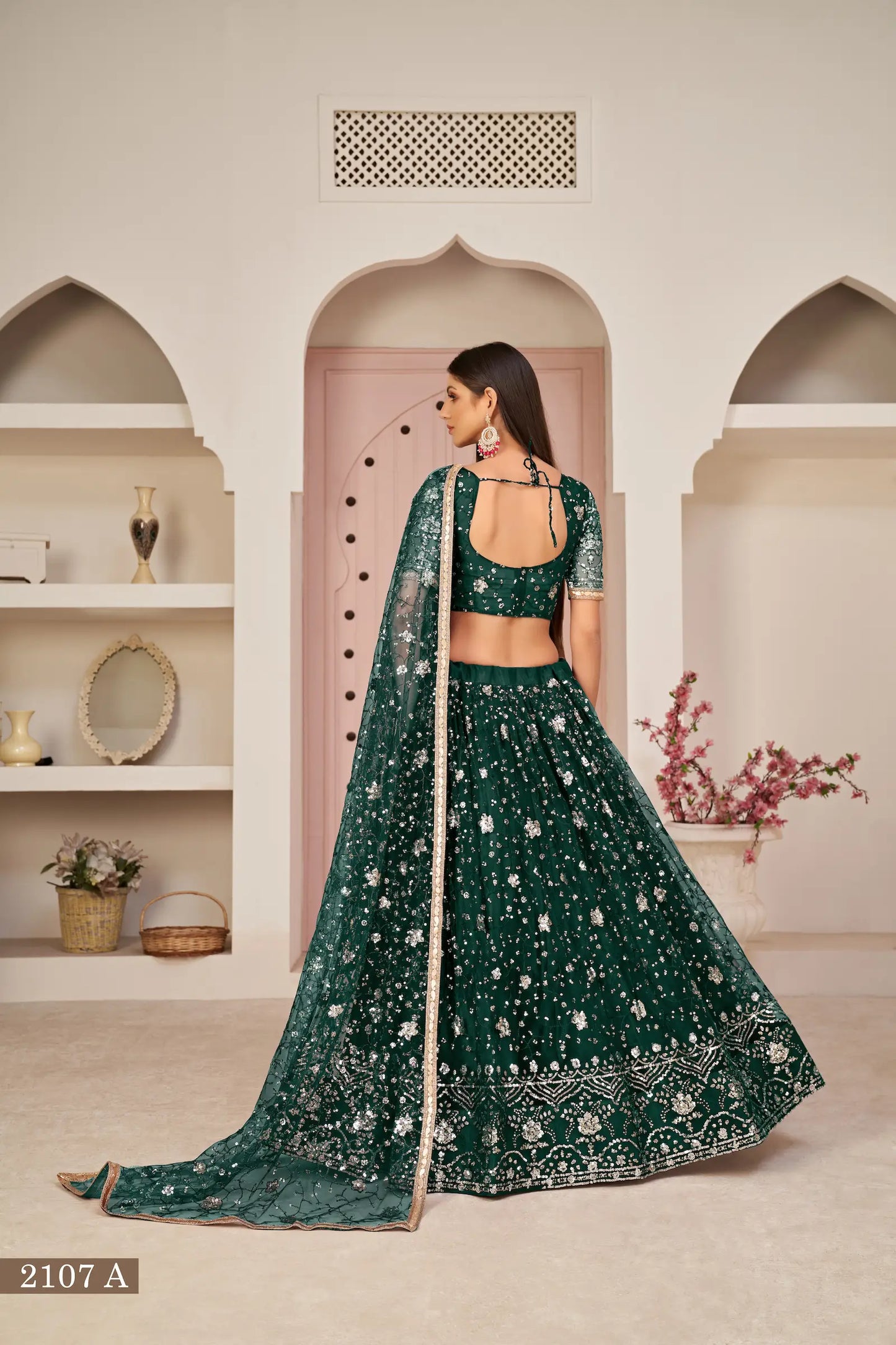 Lehenga Choli Vert avec broderie en fil de coton blanc, zari et sequins
