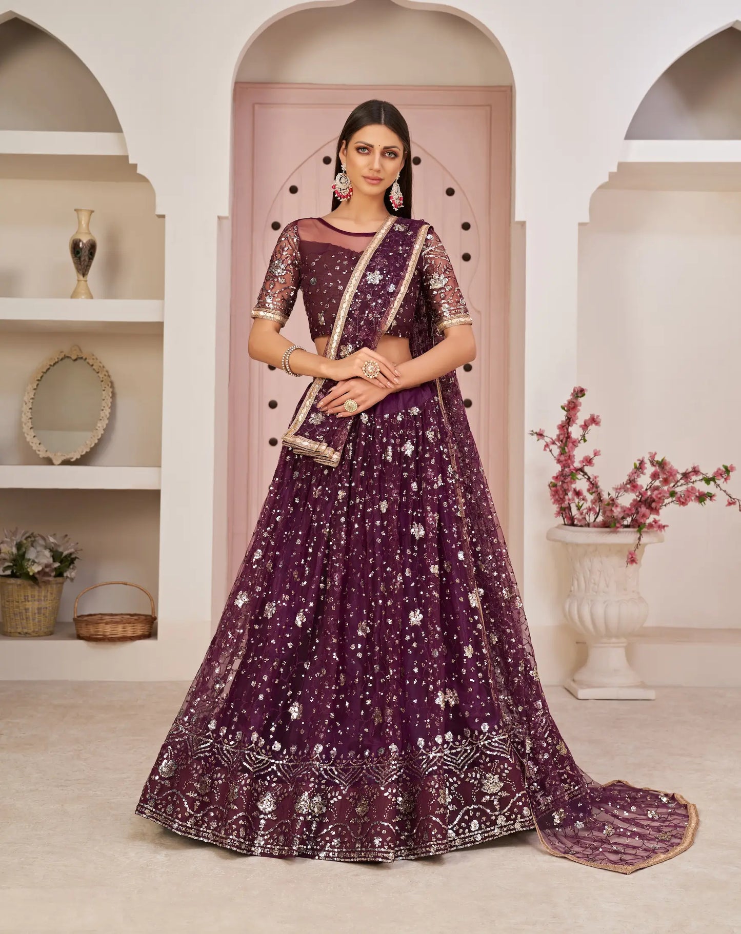 Lila Trauben-Lehenga-Choli mit weißer Baumwollfadenstickerei, Zari und Pailletten