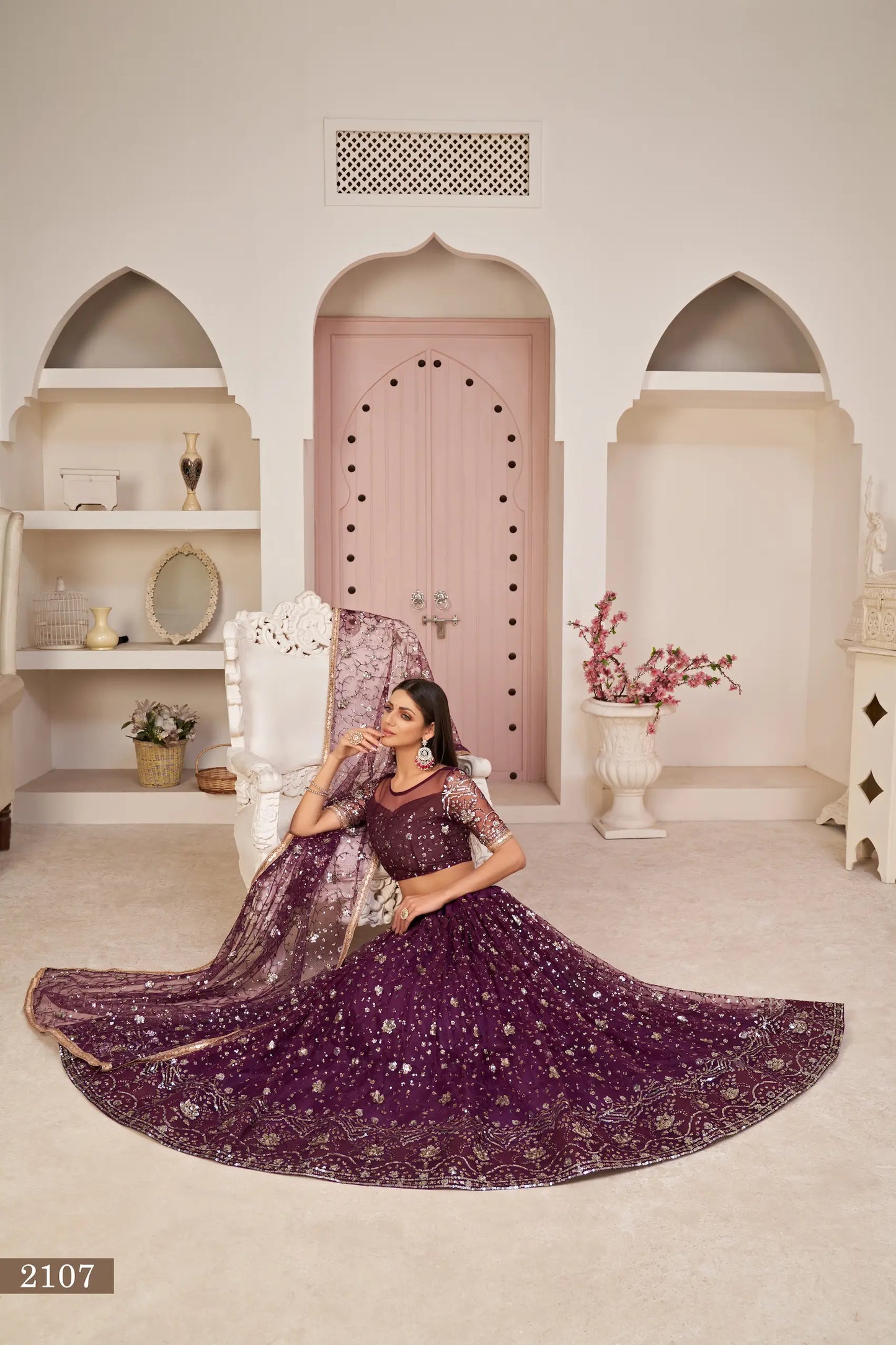 Lila Trauben-Lehenga-Choli mit weißer Baumwollfadenstickerei, Zari und Pailletten