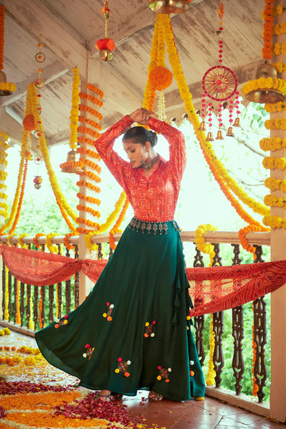 Ensemble Lehenga choli rouge et vert spécial Navratri avec blouse style chemise en coton et soie