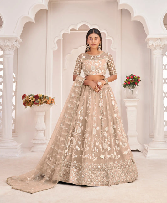 Lehenga Choli en filet beige avec broderie en fil de coton blanc, travail de zari et sequins