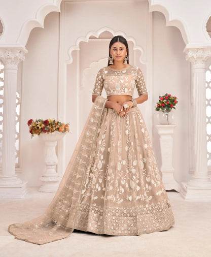 Lehenga Choli en filet beige avec broderie en fil de coton blanc, travail de zari et sequins