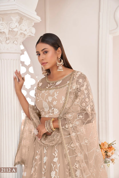 Lehenga Choli en filet beige avec broderie en fil de coton blanc, travail de zari et sequins