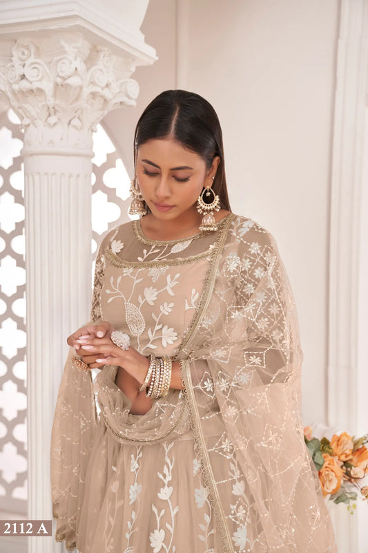 Lehenga Choli en filet beige avec broderie en fil de coton blanc, travail de zari et sequins