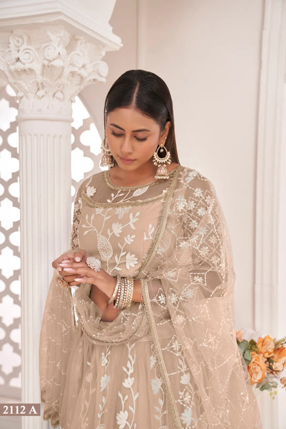 Lehenga Choli en filet beige avec broderie en fil de coton blanc, travail de zari et sequins