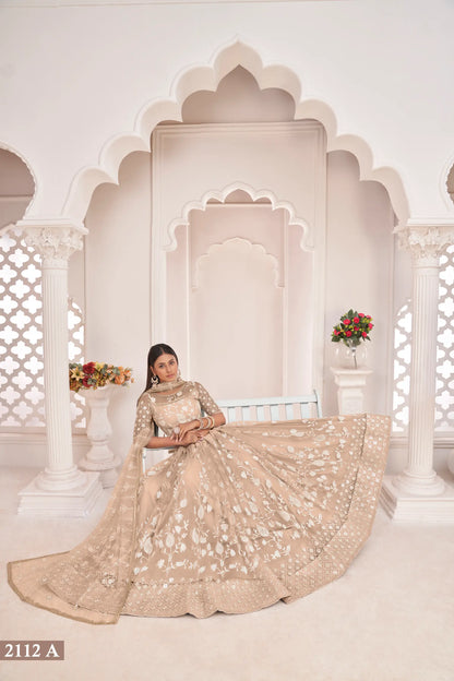 Lehenga Choli en filet beige avec broderie en fil de coton blanc, travail de zari et sequins