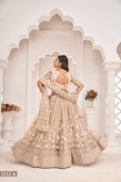 Lehenga Choli en filet beige avec broderie en fil de coton blanc, travail de zari et sequins