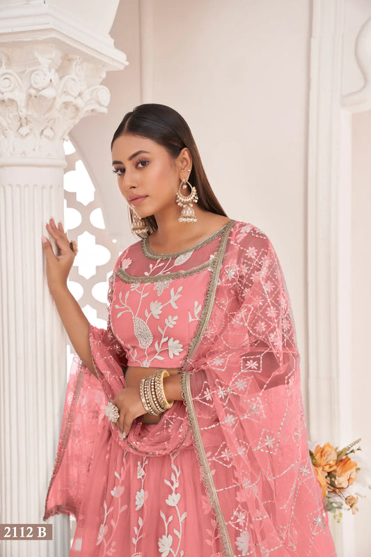 Lehenga Choli en filet rose poudré avec broderie en fil de coton blanc, travail de zari et sequins