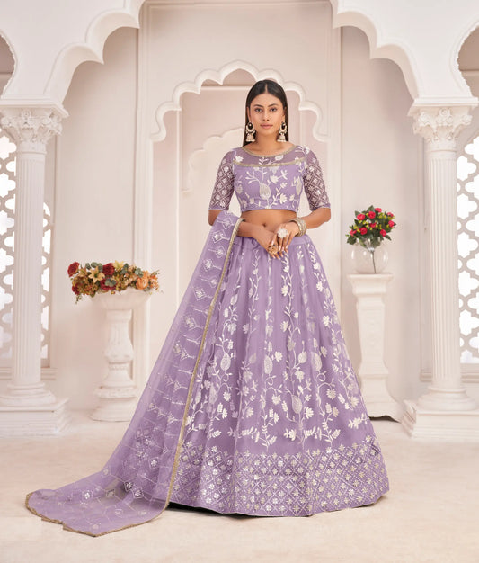 Lehenga Choli en filet lavande avec broderie en fil de coton blanc, travail de zari et sequins