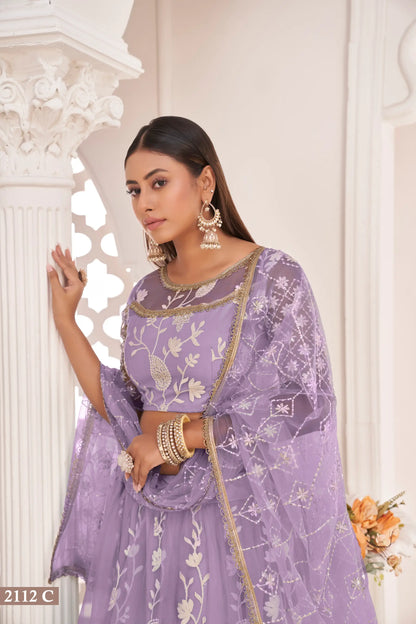 Lehenga Choli en filet lavande avec broderie en fil de coton blanc, travail de zari et sequins