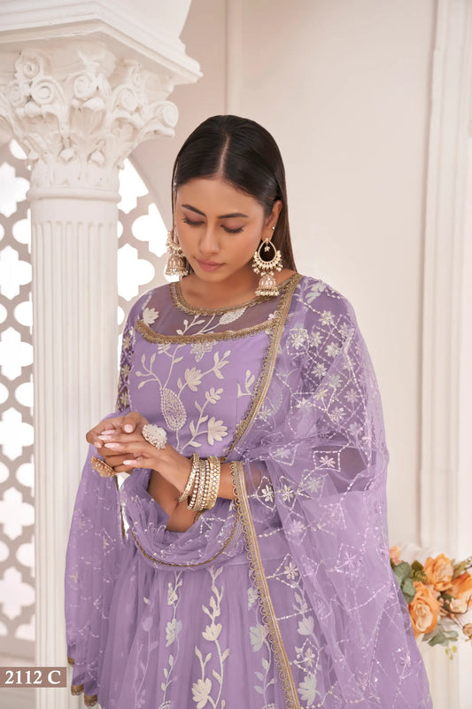 Lehenga Choli en filet lavande avec broderie en fil de coton blanc, travail de zari et sequins