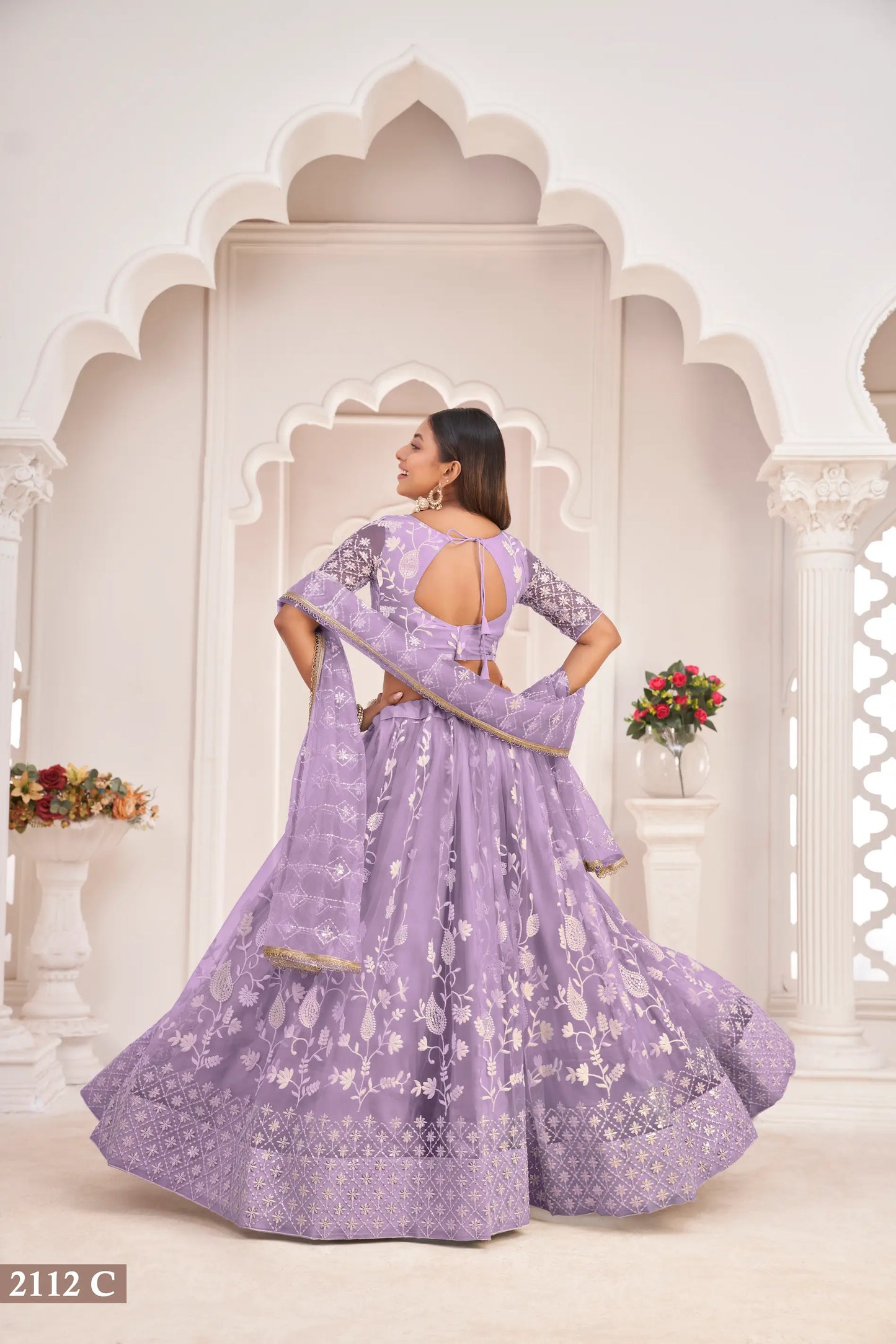 Lehenga Choli en filet lavande avec broderie en fil de coton blanc, travail de zari et sequins