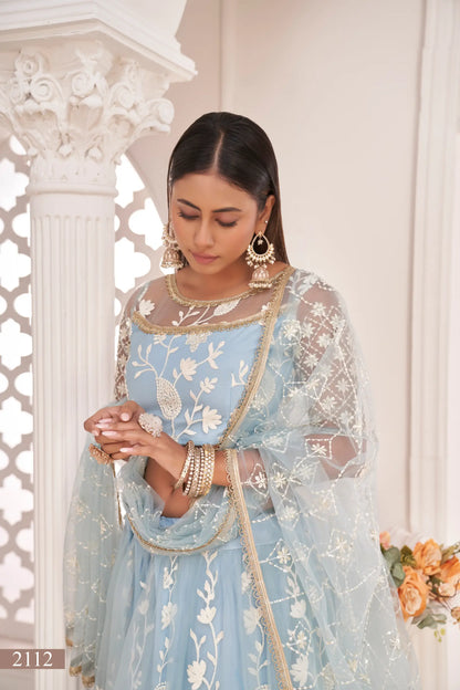 Lehenga Choli en filet bleu ciel clair avec broderie en fil de coton blanc, travail de zari et sequins