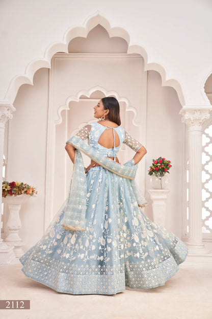 Lehenga Choli en filet bleu ciel clair avec broderie en fil de coton blanc, travail de zari et sequins
