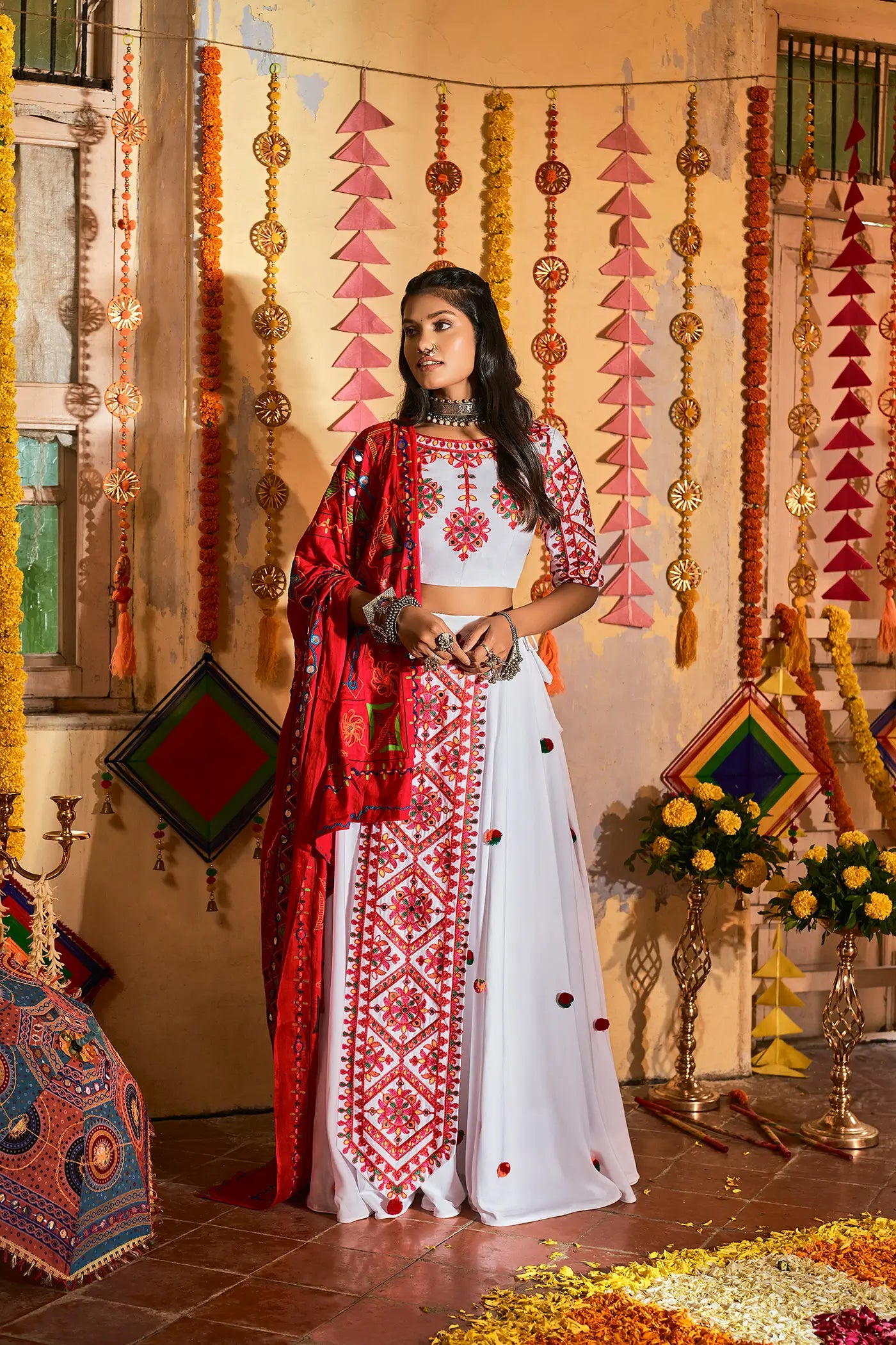 Lehenga Choli blanc et rouge spécial Navratri traditionnel en coton maslin